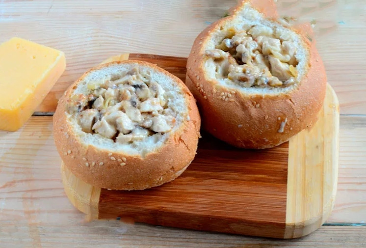 Лакомство своими руками: жульен в булочках