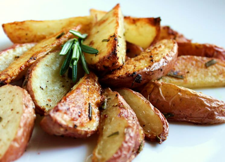 Картофель по-деревенски в духовке – просто и чертовски вкусно