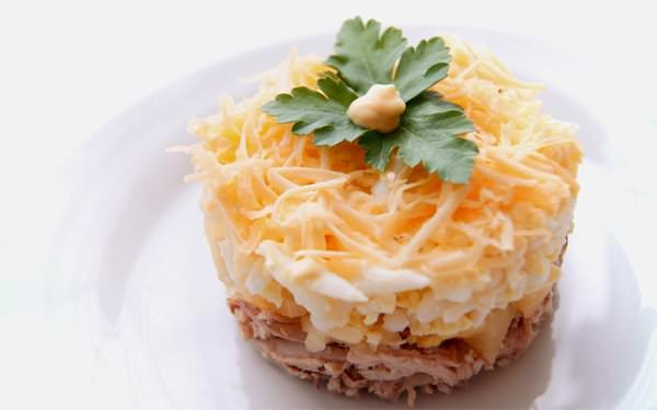 Салат с ананасами и куриной грудкой: топ-11 самых популярных рецептов