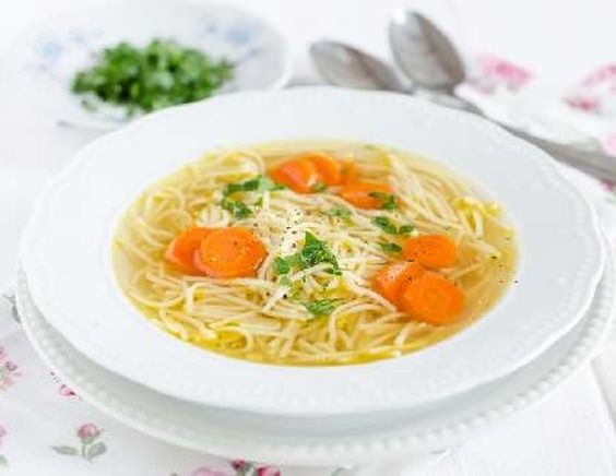 Диетическая кухня: готовим куриный суп с вермишелью