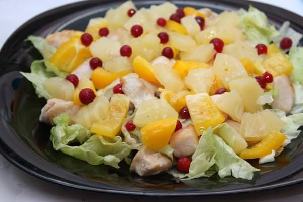 Готовим классический салат из курицы с ананасами