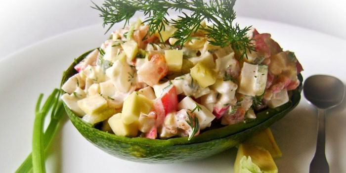 Салат с крабовыми палочками: 10 вкусных и простых рецептов