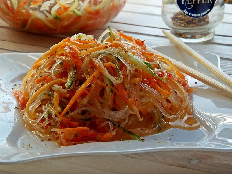Готовим салат с фунчозой – 8 очень вкусных рецептов в домашних условиях