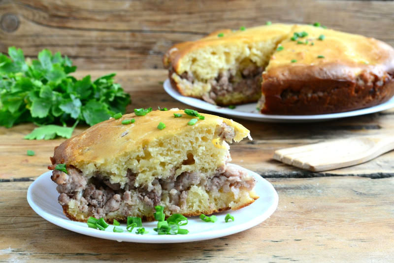 Печем ароматный и сочный пирог с фаршем в духовке
