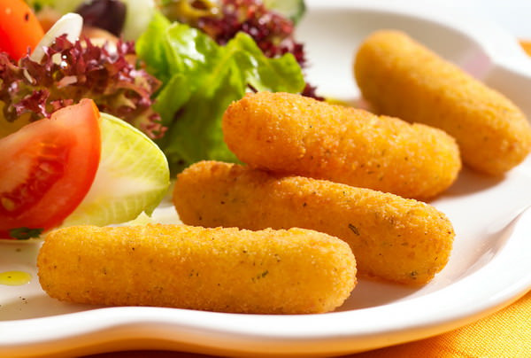 Рецепт вкуснейших сырных палочек – закуска, которая нравиться всем!