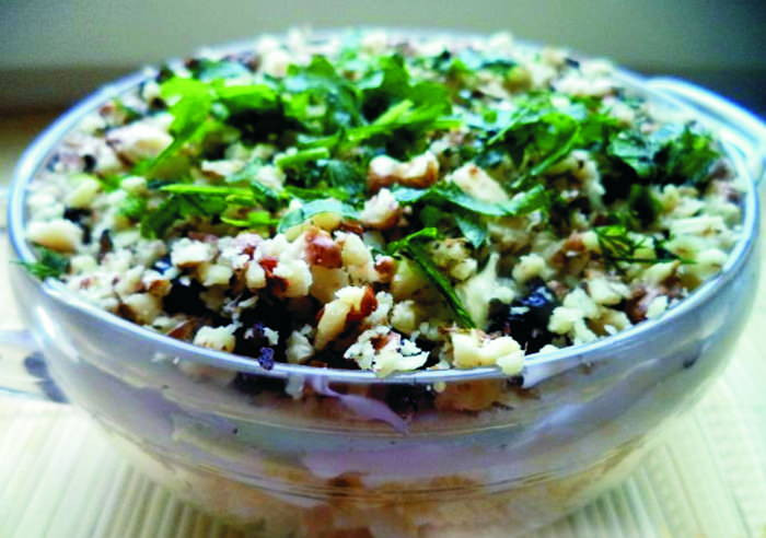 Наслаждение вкусом: салат с курицей и черносливом