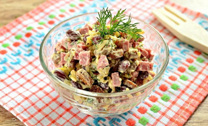 Салат с сухариками и колбасой, пошаговые рецепты