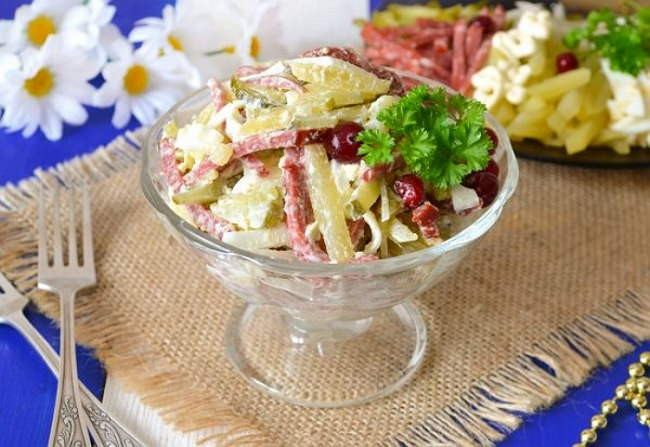 Королевский салат с копченой колбасой