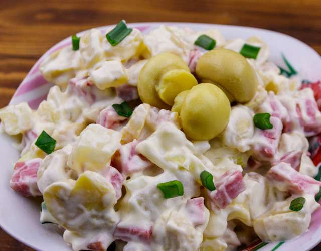 Готовим салат Людмила с ветчиной, грибами и курицей