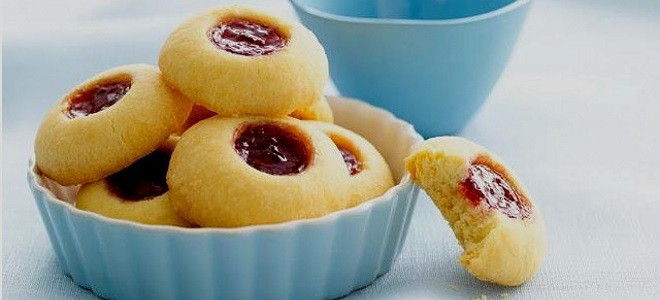Готовим домашнее песочное печенье с вареньем